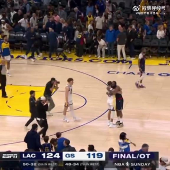 09雙雄傾盡全力！哈登和庫里賽后第一時(shí)間擁抱在一起