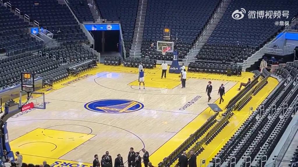 今天沒有得到出場(chǎng)機(jī)會(huì)！庫明加賽后還留在場(chǎng)地練習(xí)投籃