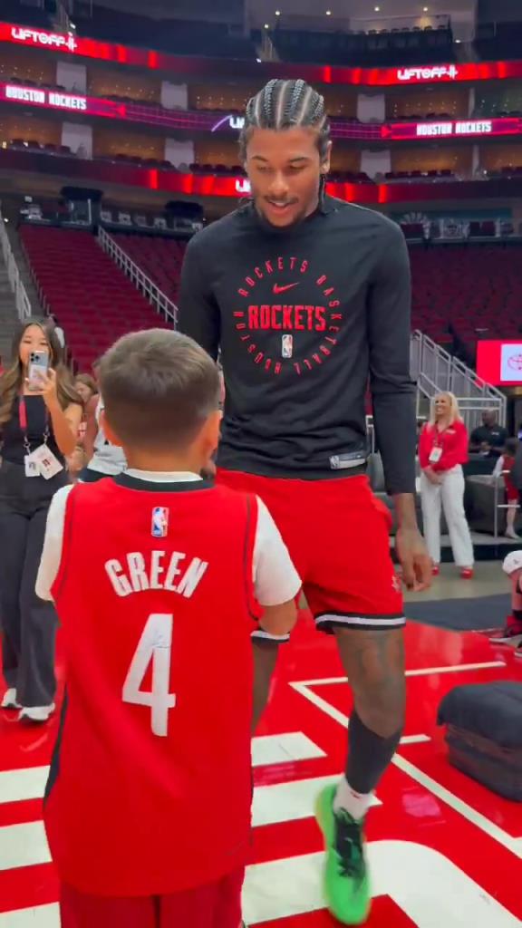 暖心偶像！小球迷賽前得到杰倫格林親簽球鞋球衣